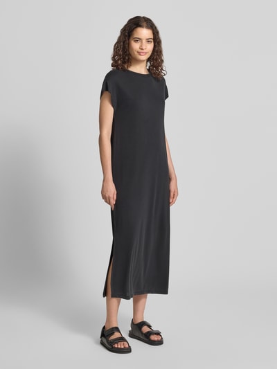 Frauenmodel trägt schwarzes, gerades Freizeitkleid aus Viskose-Mix Modell 'ANORA' von PIECES, glatte Textur, Ganzkörperansicht von vorne.