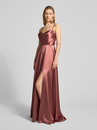 Frauenmodel trägt Regular Fit Abendkleid mit Gehschlitz von Luxuar in roséfarbenem Satin, A-Linie, schimmernde Textur, Ganzkörperansicht von vorne.