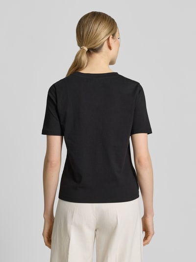 Kobiece modelka ma na sobie damski t-shirt z wyhaftowanym motywem, bawełna, krój regular fit, okrągły dekolt, długość tyłu w rozmiarze 36: 54 cm, T-Shirt mit Motiv-Stitching od Christian Berg Woman Selection, całkowity widok od tyłu.