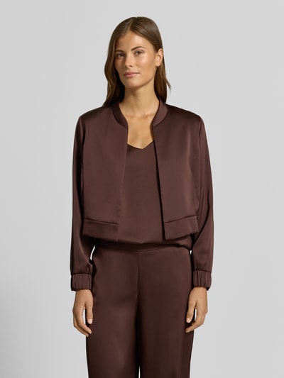 Frauenmodel trägt Cropped Kurzblazer ohne Verschluss von Vera Mont in Dunkelbraun, glatte Textur, Ganzkörperansicht von vorne, Damen Kurzblazer von VM by Vera Mont.