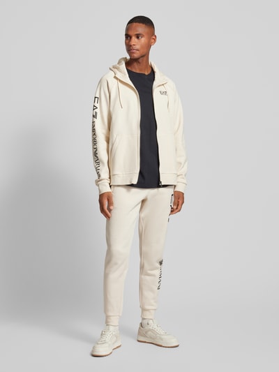 EA7 Emporio Armani Sweatjacke mit Logo-Prints und Kapuze Offwhite 1