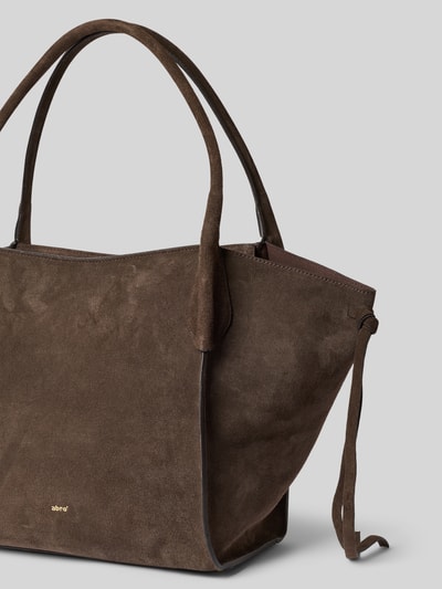 Produktfoto, Handtasche aus echt leer Model 'VIBE' von Abro in bruin met labelprint, hoofdvak met ritssluiting, smalle draagbanden, zij-bindceintuurs, breedte maat 1: 56 cm, lengte maat 1: 32 cm, diepte maat 1: 16 cm, schouderbandlengte maat 1: 60 cm