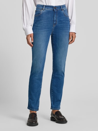 Frauenmodel trägt blaue Slim Fit Jeans aus Baumwoll-Mix Modell 'LANA' von Max Mara, Damen Slim Fit Jeans von Weekend Max Mara, Nahaufnahme Oberkörper.