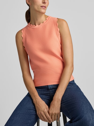 Frauenmodel trägt Slim Fit Top aus Viskose-Mix von Tom Tailor Denim in Uni-Optik mit Wellenkanten, Rundhalsausschnitt, Nahaufnahme Oberkörper.