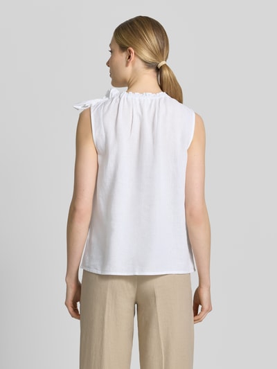 Frauenmodel trägt Regular Fit Bluse aus Viskose-Mix mit Leinen-Anteil von Christian Berg Woman in Weiß mit Zierschleife, Stehkragen mit Rüschenbesatz, Ärmelloses-Design und Rückenlänge 54 cm, Ganzkörperansicht Rückansicht.