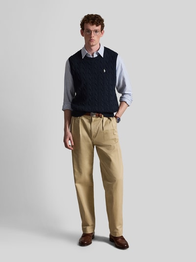 Mannelijk model draagt donkerblauwe regular fit spencer van puur katoen, Regular Fit Pullunder aus reiner Baumwolle van Polo Ralph Lauren, volledige lichaamsvooraanzicht.