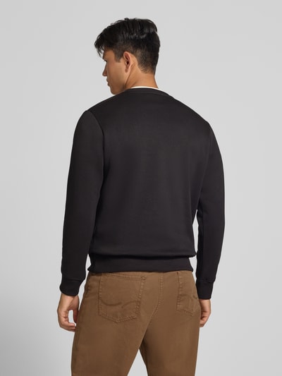 Männermodel trägt Regular Fit Sweatshirt mit Baumwoll-Anteil Modell 'Munk' von JACK & JONES in Schwarz, Material-Mix, Rückenansicht
