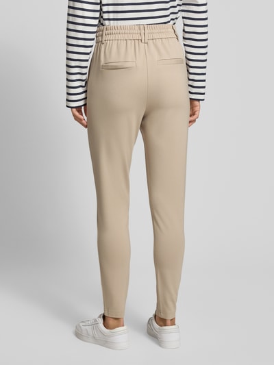 Frauenmodel trägt Regular Fit Sweatpants aus Viskose-Mix Modell 'POPTRASH LIFE' von ONLY, Optik: Unifarben, Bundfalte, Bundabschluss: elastisch, seitliche Eingrifftaschen, angedeutete Gesäßtaschen, Ganzkörperansicht Rückansicht.
