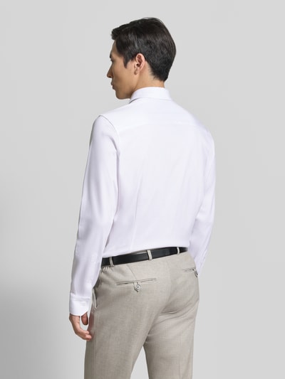 Männermodel trägt Slim Fit Business-Hemd mit kentkraag van Roy Robson van puur katoen, knoopsluiting, sportmanchet, ruglengte maat 40 74 cm, schouderbreedte 44 cm, mouwlengte 68 cm, licht beige broek, effen textuur, Ganzkörperansicht Rückansicht.
