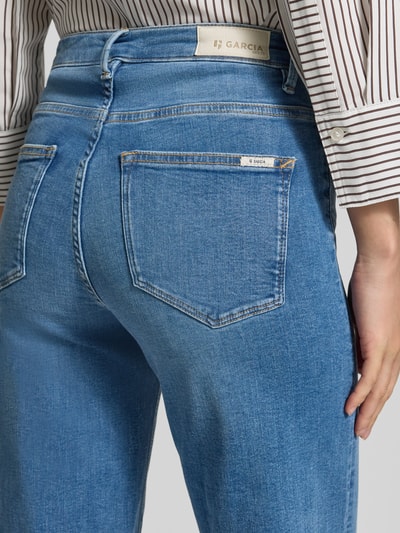Männermodel trägt Wide Fit Jeans aus Baumwoll-Mix Modell 'Celia wide' von Garcia, Damen Wide & Loose Fit Jeans von Garcia, Nahaufnahme Rückansicht