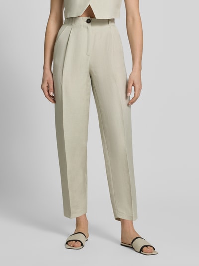 Frauenmodel trägt Barrel Fit Hose mit Bügelfalten von Style Icon Collection, Reine Baumwolle, Knopf- und Reißverschluss, helle Farbe, glatte Textur, Ganzkörperansicht von vorne.