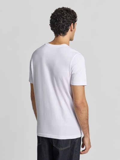 Męski model nosi Regular Fit T-Shirt mit Logo-Stitching von MCNEAL z czystej bawełny, biała, okrągły dekolt, długość tyłu w rozmiarze M: 70 cm, Ganzkörperansicht Rückansicht.