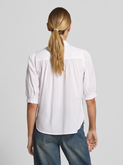 Vrouwenmodel draagt Regular Fit blouse met opstaande kraag model 'CALISTE' van Soyaconcept, biologisch katoen, ruglengte maat S 62 cm, mouwlengte 38 cm, wit glad oppervlak, rechte vormen, Ganzkörperansicht Rückansicht.
