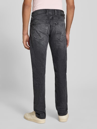 Männermodel trägt Straight Fit Jeans im Destroyed-Look Modell 'GROVER' von Replay, Baumwoll-Elasthan-Mix, Ganzkörperansicht Rückansicht. Bundweite 45 cm, Innenbeinlänge 80 cm.