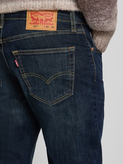 Männermodel trägt Slim Fit Jeans aus katoenmix Modell '511™' van Levi's®, donkerblauw met 5-pocket-design, detailopname achterkant.