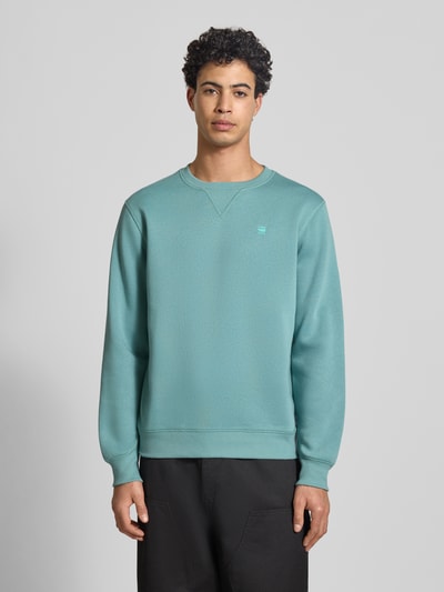 Männermodel trägt Sweatshirt mit Rundhalsausschnitt und Label-Stitching von G-Star Raw, Baumwoll-Mix, Regular-Fit, Ganzkörperansicht von vorne.