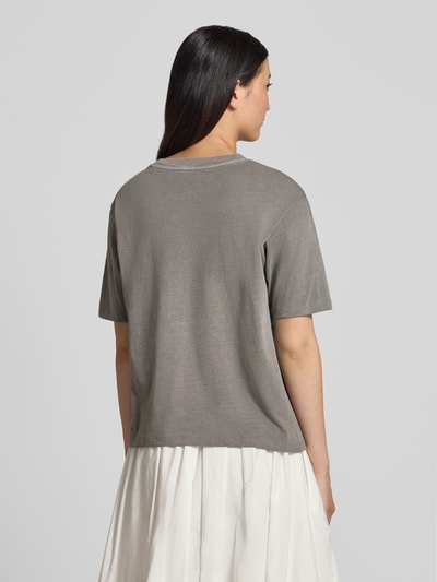Frauenmodel trägt Relaxed Fit T-Shirt mit Motiv-Print von Jake*s Casual, Reine Baumwolle, Rundhalsausschnitt, Rückenlänge 53 cm, Ganzkörperansicht Rückansicht.