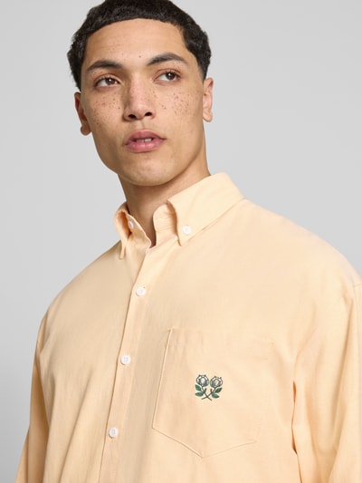 Männermodel trägt Regular Fit Freizeithemd mit floralem Stitching von ANOTHER COTTON LAB, Baumwoll-Mix, Logo-Detail, Nahaufnahme Oberkörper.