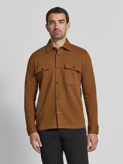 Männermodel trägt Relaxed Fit vrijetijdsoverhemd aus katoenmix Modell 'JACKIE' van Selected Homme in bruin, heren vrijetijdsoverhemd, ganzlichaamsaanzicht van voren.