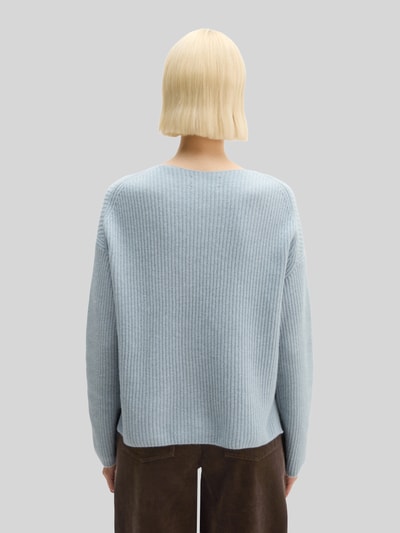 Frauenmodel trägt Relaxed Fit Pullover aus Schurwoll-Mix von Marc O'Polo in Hellblau, gerippte Struktur, Ganzkörperansicht Rückansicht, Damen Pullover von Marc O'Polo.