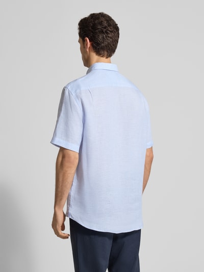 Männermodel trägt Regular Fit Freizeithemd aus Leinen von Christian Berg Men in Hellblau mit Kurzarm, Rückansicht, Ganzkörperansicht.