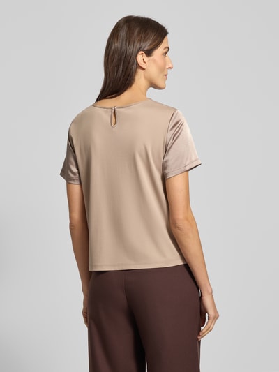 Frauenmodel trägt Regular Fit T-Shirt mit Lyocell-Anteil Modell 'ZONA' von Weekend Max Mara, Optik: Unifarben, Schlüsselloch Rückenausschnitt, Ganzkörperansicht Rückansicht.