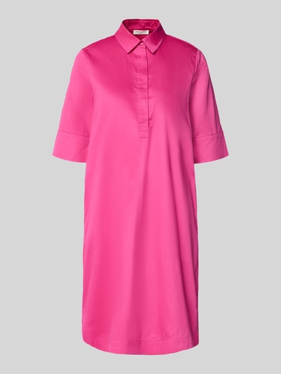 Produktfoto, Knielanges Hemdblusenkleid mit Eingrifftaschen von Christian Berg Woman in kräftigem Pink, reine Baumwolle, gerader Schnitt, verdeckte Knopfleiste, 1/2-Arm, glatte Textur vor grauem Hintergrund.