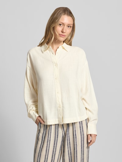 Frauenmodel trägt Leinenbluse mit Hemdblusenkragen Modell 'SALINAS' von Mustang, Viskose-Mix, Loose-Fit, cremefarben, Nahaufnahme Oberkörper.
