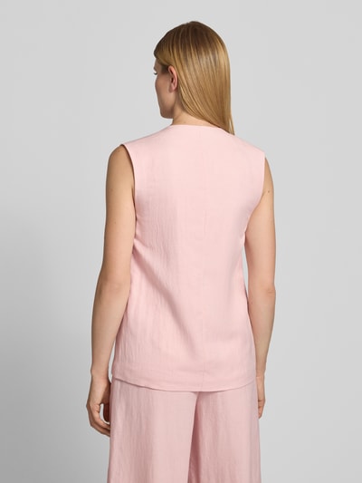 Frauenmodel trägt Oversized Weste aus Viskose-Lyocell-Mix Modell 'Franciska' von MSCH Copenhagen in Hellrosa, Leinen-Anteil, 2-Knopfleiste, Paspeltaschen, Rückenansicht, Ganzkörperansicht Rückansicht.
