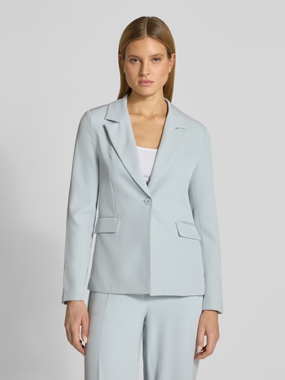 Frauenmodel trägt Regular Fit Blazer mit Pattentaschen Modell 'ISA' von GUIDO MARIA KRETSCHMER WOMAN in Hellblau, Reverskragen, ein Knopf, glatte Textur, Ganzkörperansicht von vorne.