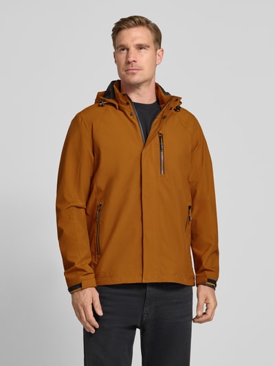 Männermodel trägt Herren Jacke mit Napoleontasche Modell 'KOS' von Killtec in Braun, Gerade Passform, Kapuze mit Tunnelzug, Ganzkörperansicht von vorne.