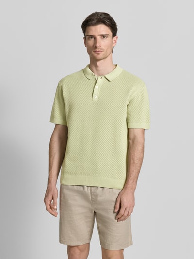 Männermodel trägt Regular Fit Poloshirt mit Label-Detail Modell 'ISAKSSON' von Casual Friday aus Reine Baumwolle, Ganzkörperansicht von vorne.