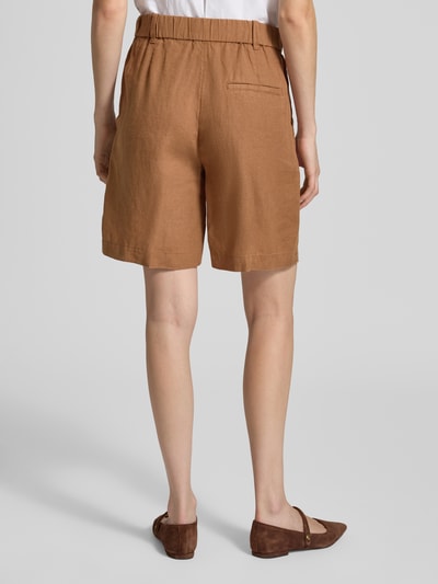 Frauenmodel trägt Wide Fit Shorts aus reinem Leinen mit Tunnelzug von Marc O'Polo, unifarben, Paspeltasche, Ganzkörperansicht Rückansicht.
