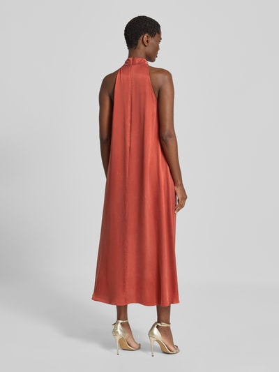 Frauenmodel trägt Midikleid aus Viskose-Mix mit Neckholder von Jake*s Collection in glänzendem Rotbraun, glatte Textur, Ganzkörperansicht Rückansicht.