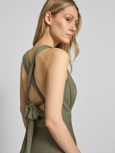 Modelka nosi Maxikleid mit V-Ausschnitt und Taillenband von Jake*s Cocktail, oliwkowy odcień, materiał z dodatkiem stretchu, krój dopasowany, głęboki dekolt V, pasek w talii, długość tyłu w rozmiarze 36: 130 cm, szerokość w rozmiarze 36: 29 cm, zbliżenie na górną część ciała, widok z tyłu.