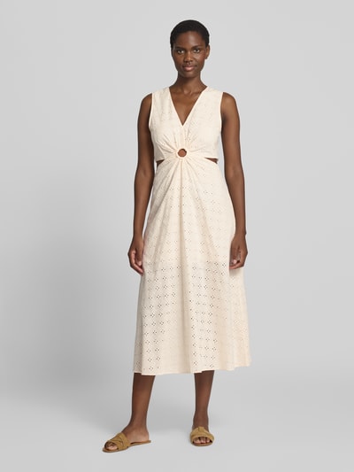Frauenmodel trägt Midikleid mit floralem Loch-Stitching von MANGO aus reiner Baumwolle, tailliert, V-Ausschnitt, Vorderansicht, Ganzkörperansicht.
