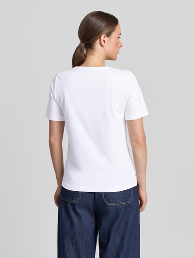 Frauenmodel trägt T-Shirt mit Statement-Stitching und Rundhalsausschnitt von Christian Berg Woman in Weiß, reine Baumwolle, Regular Fit, Rückenlänge 59 cm, Ganzkörperansicht Rückansicht