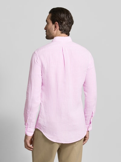 Männermodel trägt Regular Fit Freizeithemd aus reinem Leinen von Polo Ralph Lauren, rosa-weiß gestreift, Two-Tone-Optik, Flammgarn, Ganzkörperansicht Rückansicht.