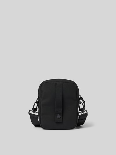 Produktfoto, Sling Bag mit Logo-Stitching von Kenzo in Schwarz, rechteckige Form, Strukturmuster, abnehmbarer Schulterriemen, Reißverschluss, Steckfach innen