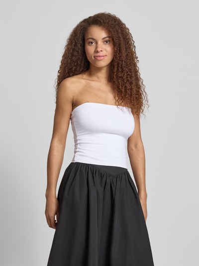 Frauenmodel trägt schmal geschnittenes Bandeau-Top von REVIEW in Weiß, Baumwoll-Elasthan-Mix, Off-Shoulder-Look, Slim Fit, Nahaufnahme Oberkörper.