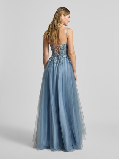 Vrouwenmodel draagt Regular Fit Abendkleid met floralem Stitching van Luxuar, blauw, glinsterend mesh, semi-transparant, taille accent, rugzijde volledig zichtbaar, volledig lichaamsaanzicht achteraan.