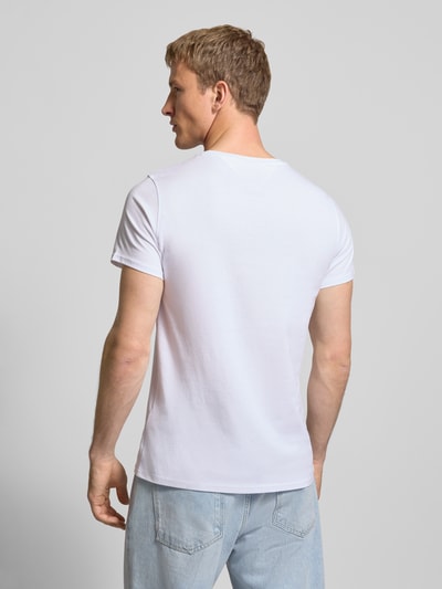 Męski model nosi T-shirt in Melange-Optik od Tommy Jeans z bawełny, prosty krój, efekt melanżu, wyhaftowane logo, długość tyłu 68 cm, całkowita tylna perspektywa.