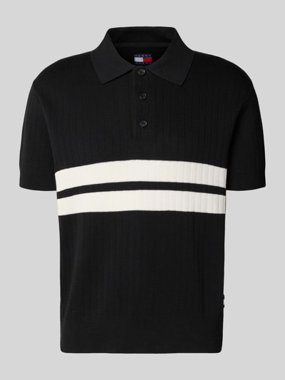 Produktfoto, Regular Fit Poloshirt aus reiner Baumwolle von Tommy Jeans, schwarz mit weißen Two-Tone-Streifen, Polokragen, Strickstruktur.