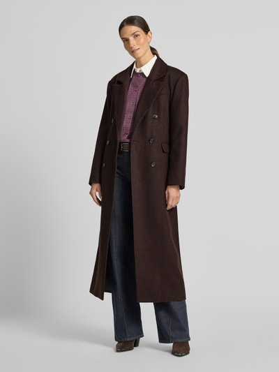 Vrouwenmodel draagt lange jas met riem Model 'venja' van Gestuz, materiaalmix met wol, regular fit, reverskraag, klepzakken, met dubbele rij knopen, donkerbruin, gladde structuur, geheel zicht van voren.