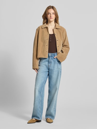 Frauenmodel trägt Slim Fit T-Shirt aus Baumwoll-Mix Modell 'KITTE' von Pieces, Damen T-Shirt in Dunkelbraun, Ganzkörperansicht von vorne.