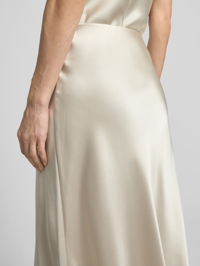 Frauenmodel trägt Midirock mit Stretch-Anteil Modell 'Fabiola' von GUIDO MARIA KRETSCHMER WOMAN, Satin, A-Linie, Nahaufnahme Oberkörper.