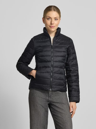 Vrouwenmodel draagt Slim Fit gewatteerd jack met logodetail van Lacoste, zwarte kleur, Dames gewatteerd jack, Ganzichaamsaanzicht van voren.