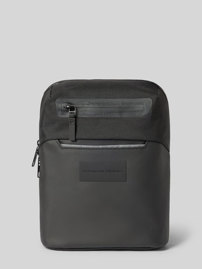 Produktfoto, Umhängetasche mit Logo-Detail von Porsche Design, schwarz, Reißverschlusstasche außen, Hauptfach mit Reißverschluss, Szerokość w rozmiarze 1: 20 cm, długość 26 cm, głębokość 6 cm, długość paska na ramię 68 cm, kontekst: męska torba na ramię