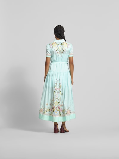 Frauenmodel trägt Midikleid mit Seide-Anteil von Self-Portrait in hellem Blau mit Blumenmuster, taillierte Passform, Brusttaschen, Gürtel, Kurzarm, Baumwoll-Mix mit Seide-Anteil, Rückansicht, Ganzkörperansicht.