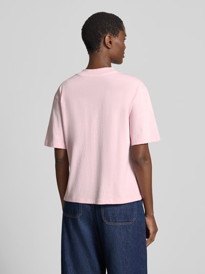 Männermodel trägt T-Shirt Motiv-Print und Rundhalsausschnitt von Jake*s Casual, różowy kolor, bawełna, krój relaxed fit, widok z tyłu, długość pleców w rozmiarze S: 52 cm. Ganzkörperansicht Rückansicht
